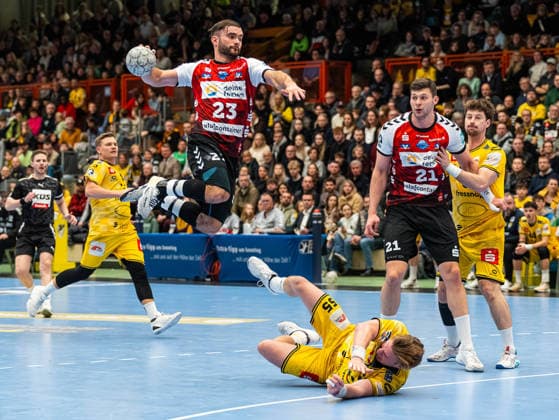 Bjoern Zintel (HSG Nordhorn Lingen, 23) beim Torwurf. Niklas Ingenpass (HSG Krefeld Niederrhein, 55) liegt am Boden HSG Krefeld Niederrhein vs. HSG Nordhorn-Lingen, Handball, 2. Bundesliga, 17. Spieltag, Saison 2025 2026, 28.12.2025 HSG Krefeld Niederrhein vs. HSG Nordhorn-Lingen, Handball, 2. Bundesliga, 17. Spieltag, Saison 2025 2026, 28.12.2025 Krefeld Copyright: xEibner-Pressefoto DamianxKruczynx EP_DKI