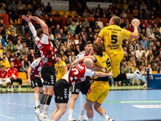 Falk Kolodziej (HSG Krefeld Niederrhein, 05) beim Torwurf ueber die Mauer der Nordhorner HSG Krefeld Niederrhein vs. HSG Nordhorn-Lingen, Handball, 2. Bundesliga, 17. Spieltag, Saison 2025 2026, 28.12.2025 HSG Krefeld Niederrhein vs. HSG Nordhorn-Lingen, Handball, 2. Bundesliga, 17. Spieltag, Saison 2025 2026, 28.12.2025 Krefeld Copyright: xEibner-Pressefoto DamianxKruczynx EP_DKI