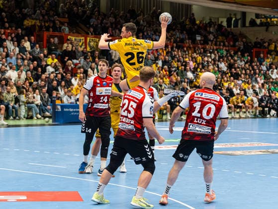 Nick Braun (HSG Krefeld Niederrhein, 26) beim Torwurf. Jaris Tobeler (HSG Nordhorn Lingen, 25), Maximilian Lux (HSG Nordhorn Lingen, 10) und Ian Hueter (HSG Nordhorn Lingen, 14) koennen nichts mehr tun HSG Krefeld Niederrhein vs. HSG Nordhorn-Lingen, Handball, 2. Bundesliga, 17. Spieltag, Saison 2025 2026, 28.12.2025 HSG Krefeld Niederrhein vs. HSG Nordhorn-Lingen, Handball, 2. Bundesliga, 17. Spieltag, Saison 2025 2026, 28.12.2025 Krefeld Copyright: xEibner-Pressefoto DamianxKruczynx EP_DKI