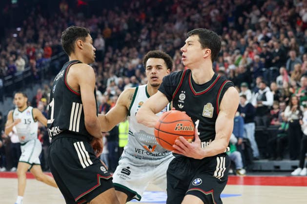 Vladimir Lucic (FC Bayern Basketball, 11) mit Oscar da Silva (FC Bayern Basketball, 01) und Nolan Adekunle (Vet Concept Gladiators Trier, 22), GER, FC Bayern Basketball vs. Vet Concept Gladiators Trier, Basketball, easycredit Basketball Bundesliga, 11. Spieltag, Saison 2025 2026, 28.12.2025, GER, FC Bayern Basketball vs. Vet Concept Gladiators Trier, Basketball, easycredit Basketball Bundesliga, 11. Spieltag, Saison 2025 2026, 28.12.2025 Muenchen Copyright: xEibner-Pressefoto JennixMaulx EP_JML