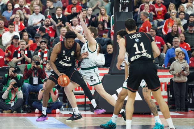 David McCormack (FC Bayern Basketball, 33) mit Marten Linssen (Vet Concept Gladiators Trier, 12), mit Vladimir Lucic (FC Bayern Basketball, 11), GER, FC Bayern Basketball vs. Vet Concept Gladiators Trier, Basketball, easycredit Basketball Bundesliga, 11. Spieltag, Saison 2025 2026, 28.12.2025, GER, FC Bayern Basketball vs. Vet Concept Gladiators Trier, Basketball, easycredit Basketball Bundesliga, 11. Spieltag, Saison 2025 2026, 28.12.2025 Muenchen Copyright: xEibner-Pressefoto JennixMaulx EP_JML