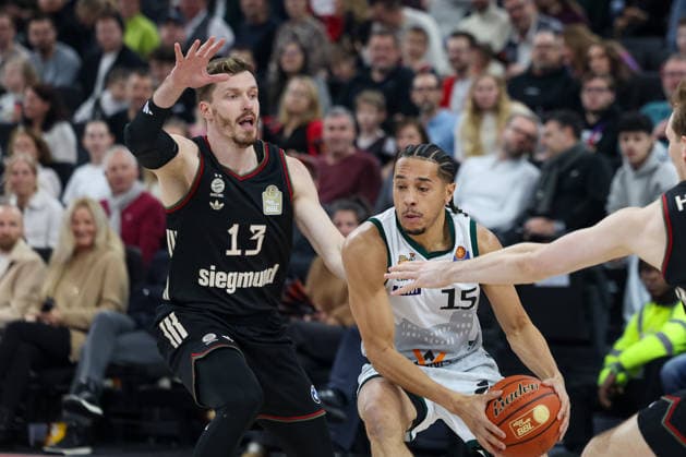 Jordan Roland (Vet Concept Gladiators Trier, 15) mit Andreas Obst (FC Bayern Basketball, 13), GER, FC Bayern Basketball vs. Vet Concept Gladiators Trier, Basketball, easycredit Basketball Bundesliga, 11. Spieltag, Saison 2025 2026, 28.12.2025, GER, FC Bayern Basketball vs. Vet Concept Gladiators Trier, Basketball, easycredit Basketball Bundesliga, 11. Spieltag, Saison 2025 2026, 28.12.2025 Muenchen Copyright: xEibner-Pressefoto JennixMaulx EP_JML