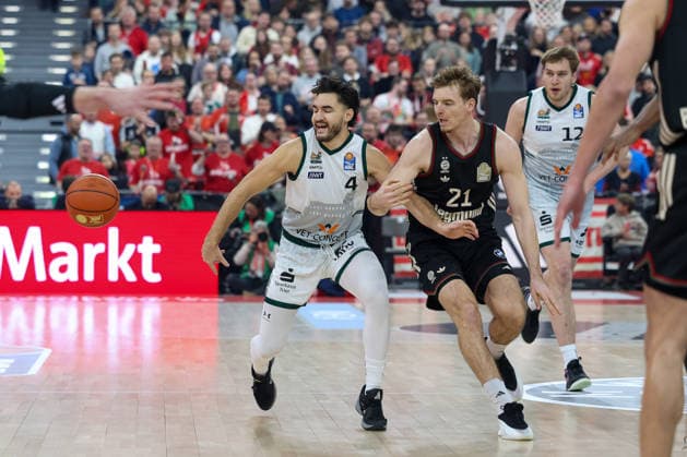 Clay Guillozet (Vet Concept Gladiators Trier, 04) mit Justuz Hollatz (FC Bayern Basketball, 21), und Marten Linssen (Vet Concept Gladiators Trier, 12), GER, FC Bayern Basketball vs. Vet Concept Gladiators Trier, Basketball, easycredit Basketball Bundesliga, 11. Spieltag, Saison 2025 2026, 28.12.2025, GER, FC Bayern Basketball vs. Vet Concept Gladiators Trier, Basketball, easycredit Basketball Bundesliga, 11. Spieltag, Saison 2025 2026, 28.12.2025 Muenchen Copyright: xEibner-Pressefoto JennixMaulx EP_JML