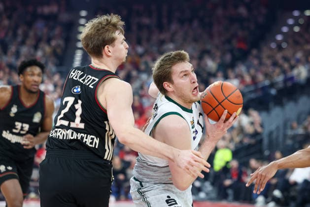 Marten Linssen (Vet Concept Gladiators Trier, 12) mit Justuz Hollatz (FC Bayern Basketball, 21), GER, FC Bayern Basketball vs. Vet Concept Gladiators Trier, Basketball, easycredit Basketball Bundesliga, 11. Spieltag, Saison 2025 2026, 28.12.2025, GER, FC Bayern Basketball vs. Vet Concept Gladiators Trier, Basketball, easycredit Basketball Bundesliga, 11. Spieltag, Saison 2025 2026, 28.12.2025 Muenchen Copyright: xEibner-Pressefoto JennixMaulx EP_JML