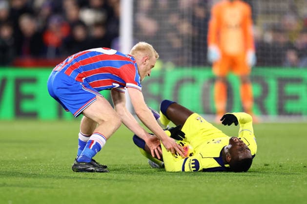 Crystal Palace v Tottenham Hotspur 28 December 2025, London - Premier League Football - Crystal Palace v Tottenham Hotspur - Will Hughes of Crystal Palace checks on Randal Kolo Muani of Tottenham Hotspur as he reacts to being tackled - Photo: Jacques Feeney Offside. London UK Copyright: xJacquesxFeeneyx xOffsidexOffside