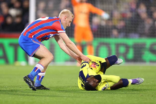 Crystal Palace v Tottenham Hotspur 28 December 2025, London - Premier League Football - Crystal Palace v Tottenham Hotspur - Will Hughes of Crystal Palace checks on Randal Kolo Muani of Tottenham Hotspur as he reacts to being tackled - Photo: Jacques Feeney Offside. London UK Copyright: xJacquesxFeeneyx xOffsidexOffside
