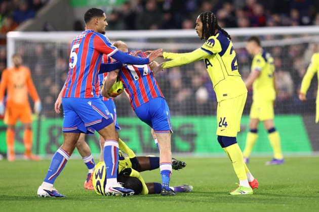 Crystal Palace v Tottenham Hotspur 28 December 2025, London - Premier League Football - Crystal Palace v Tottenham Hotspur - Djed Spence of Tottenham Hotspur shoves Will Hughes of Crystal Palace away from Randal Kolo Muani of Tottenham Hotspur - Photo: Jacques Feeney Offside. London UK Copyright: xJacquesxFeeneyx xOffsidexOffside