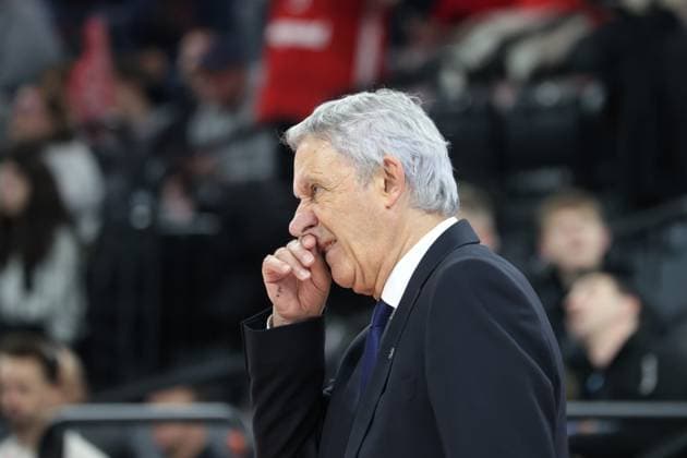 Missmutig . . . FCBB - Trainer Svetislav PESIC. Basketball: Bayern - Trier. Bundesliga, FC Bayern Basketball - VET-CONCEPT Gladiators Trier, 11.Spieltag, Saison 2025-2026, 28.12.2025, in Muenchen, S A P G A R D E N, Deutschland. Quelle Copyright Credit : Oryk HAIST