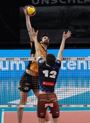 Jake Hanes im Angriff, Laurenz Welsch Zweikampf Spielszene Aktion Volleyball Bundesliga Herren Saison 2025 2026 28.12.2025 BR Volleys Berlin BRV vs WWK Volleys Herrsching