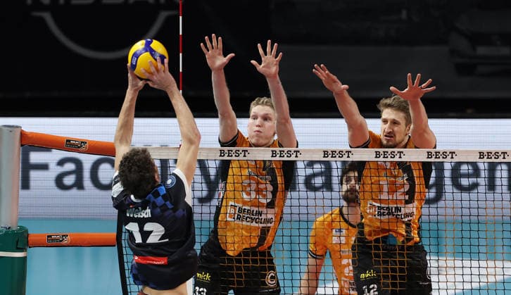 Laurenz Welsch im Angriff, Fedor Ivanov, Florian Krage Brewitz Zweikampf Spielszene Aktion Volleyball Bundesliga Herren Saison 2025 2026 28.12.2025 BR Volleys Berlin BRV vs WWK Volleys Herrsching