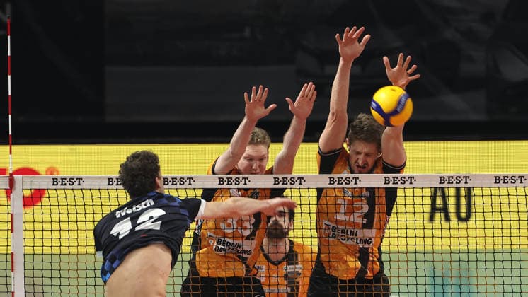 Laurenz Welsch im Angriff, Fedor Ivanov, Florian Krage Brewitz Zweikampf Spielszene Aktion Volleyball Bundesliga Herren Saison 2025 2026 28.12.2025 BR Volleys Berlin BRV vs WWK Volleys Herrsching