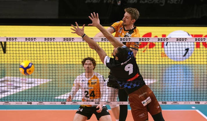 Florian Krage Brewitz im Angriff, Bryan Avila Zweikampf Spielszene Aktion Volleyball Bundesliga Herren Saison 2025 2026 28.12.2025 BR Volleys Berlin BRV vs WWK Volleys Herrsching