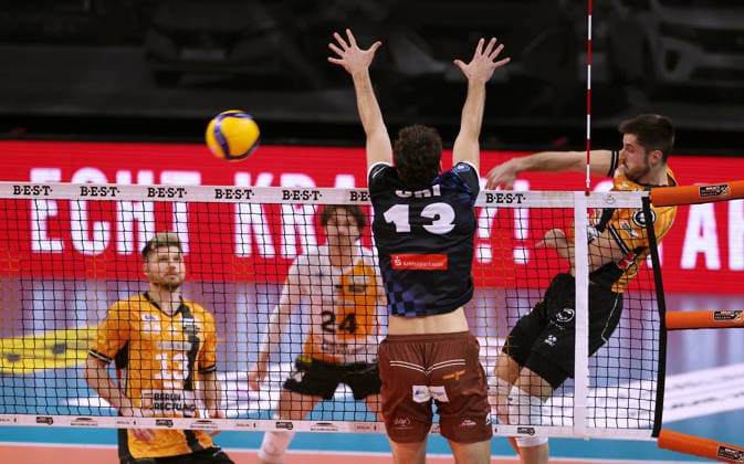 re. Moritz Reichert im Angriff, Niklas Uhl Zweikampf Spielszene Aktion Volleyball Bundesliga Herren Saison 2025 2026 28.12.2025 BR Volleys Berlin BRV vs WWK Volleys Herrsching