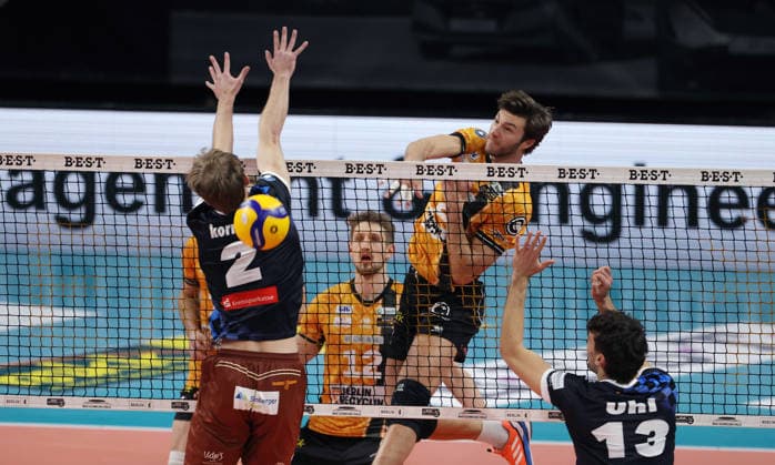 Matthew Knigge im Angriff, Bastian Korreck, Niklas Uhl Zweikampf Spielszene Aktion Volleyball Bundesliga Herren Saison 2025 2026 28.12.2025 BR Volleys Berlin BRV vs WWK Volleys Herrsching