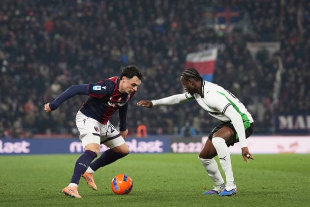 Bologna s Nadir Zortea fights for the ball with SassuoloÕs Ismael Kone during the Serie A soccer match between Bologna and Sassuolo at the Renato DallÕAra Stadium in Bologna, north Italy - Sunday, December 28, 2025 -  Copyright: xMassimoxPaolone LaPressex