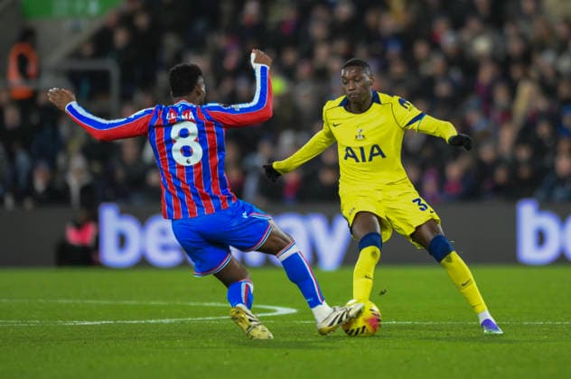 Crystal Palace v Tottenham Hotspur Premier League Jefferson Lerma of Crystal Palace and Randal Kolo Muani of Tottenham Hotspur battle for the ball during the Premier League match at Selhurst Park, London 28 12 2025 UK Newspapers OUT Copyright: xMalcolmxFellx FIL-22705-0025