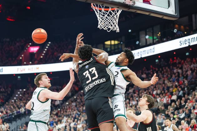 Kampf um den Ball, David McCormack (FC Bayern Basketball, 33) mit Dexter Akanno (Vet Concept Gladiators Trier, 02) und Marten Linssen (Vet Concept Gladiators Trier, 12), mit Justinian Jessup (FC Bayern Basketball, 10), GER, FC Bayern Basketball vs. Vet Concept Gladiators Trier, Basketball, easycredit Basketball Bundesliga, 11. Spieltag, Saison 2025 2026, 28.12.2025, GER, FC Bayern Basketball vs. Vet Concept Gladiators Trier, Basketball, easycredit Basketball Bundesliga, 11. Spieltag, Saison 2025 2026, 28.12.2025 Muenchen Copyright: xEibner-Pressefoto JennixMaulx EP_JML