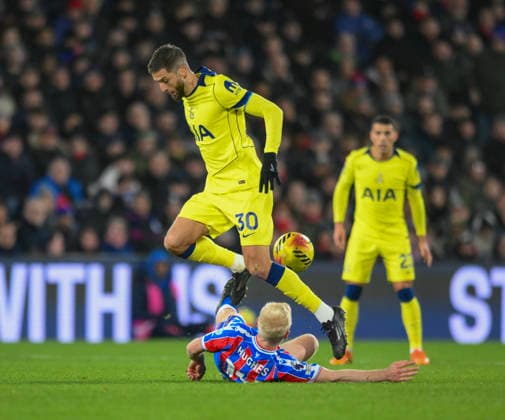 Crystal Palace v Tottenham Hotspur Premier League Will Hughes of Crystal Palace tackles Rodrigo Bentancur of Tottenham Hotspur during the Premier League match at Selhurst Park, London 28 12 2025 UK Newspapers OUT Copyright: xMalcolmxFellx FIL-22705-0026