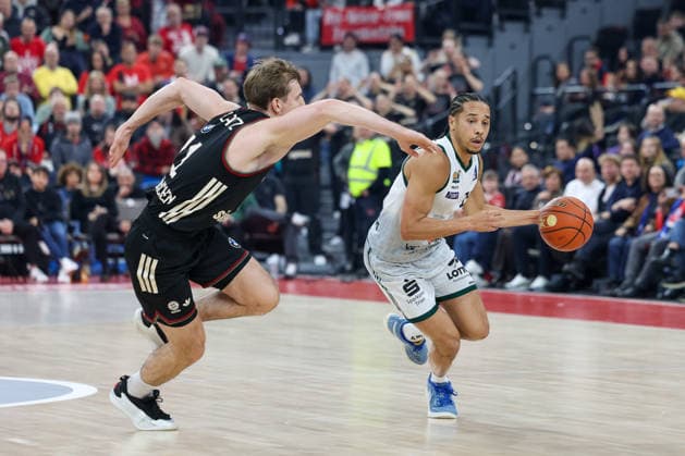 Jordan Roland (Vet Concept Gladiators Trier, 15) mit Justuz Hollatz (FC Bayern Basketball, 21), GER, FC Bayern Basketball vs. Vet Concept Gladiators Trier, Basketball, easycredit Basketball Bundesliga, 11. Spieltag, Saison 2025 2026, 28.12.2025, GER, FC Bayern Basketball vs. Vet Concept Gladiators Trier, Basketball, easycredit Basketball Bundesliga, 11. Spieltag, Saison 2025 2026, 28.12.2025 Muenchen Copyright: xEibner-Pressefoto JennixMaulx EP_JML