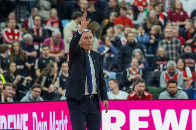 Svetislav Pesic (FC Bayern Basketball, Chef-Trainer) gestikuliert, GER, FC Bayern Basketball vs. Vet Concept Gladiators Trier, Basketball, easycredit Basketball Bundesliga, 11. Spieltag, Saison 2025 2026, 28.12.2025, GER, FC Bayern Basketball vs. Vet Concept Gladiators Trier, Basketball, easycredit Basketball Bundesliga, 11. Spieltag, Saison 2025 2026, 28.12.2025 Muenchen Copyright: xEibner-Pressefoto JennixMaulx EP_JML