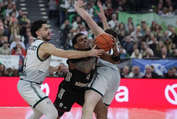 Bayerns 4 Xavier RATHAN-MAYES zwischen Triers 4 GUILLOZET und Triers 12 LINSSEN (LINßEN). Basketball: Bayern - Trier. Bundesliga, FC Bayern Basketball - VET-CONCEPT Gladiators Trier, 11.Spieltag, Saison 2025-2026, 28.12.2025, in Muenchen, S A P G A R D E N, Deutschland. Quelle Copyright Credit : Oryk HAIST