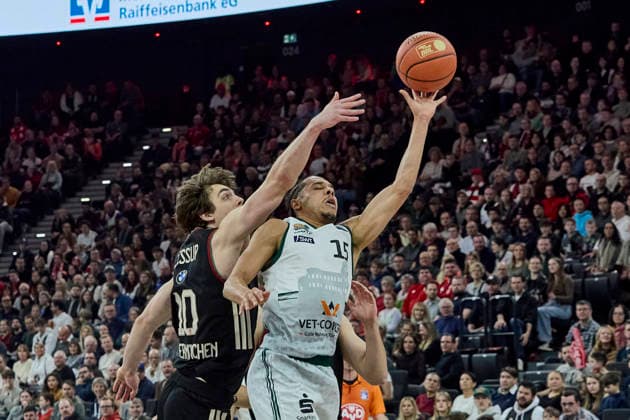Deutsche Basketball Bundesliga (BBL), FC Bayern München Basketball vs VET-CONCEPT GLADIATORS TRIER, München FC Bayern Basketball, TRIER VET-CONCEPT GLADIATORS, 2025-12-28 in München (SAP Garden) ROLAND Jordan (VET-CONCEPT GLADIATORS TRIER Point Guard (PG) (Nr.15) (TRI15)), JESSUP Justinian (FC Bayern Basketball SG (Nr10) FCBB10 ) sportworld München SAP Garden Bayern Deutschland