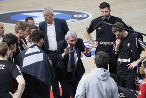 FCBB - Trainer Svetislav PESIC und Spieler. Basketball: Bayern - Trier. Bundesliga, FC Bayern Basketball - VET-CONCEPT Gladiators Trier, 11.Spieltag, Saison 2025-2026, 28.12.2025, in Muenchen, S A P G A R D E N, Deutschland. Quelle Copyright Credit : Oryk HAIST