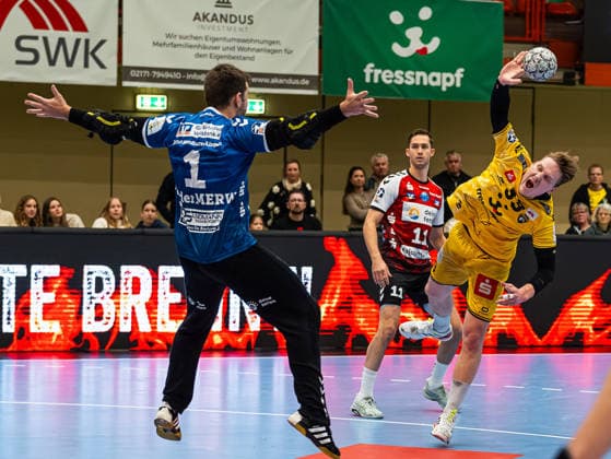 Lars Jagieniak (HSG Krefeld Niederrhein, 33) beim Torwurf gegen Kristian van der Merwe (HSG Nordhorn Lingen, 01) HSG Krefeld Niederrhein vs. HSG Nordhorn-Lingen, Handball, 2. Bundesliga, 17. Spieltag, Saison 2025 2026, 28.12.2025 HSG Krefeld Niederrhein vs. HSG Nordhorn-Lingen, Handball, 2. Bundesliga, 17. Spieltag, Saison 2025 2026, 28.12.2025 Krefeld Copyright: xEibner-Pressefoto DamianxKruczynx EP_DKI