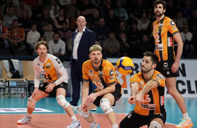 Kyle Dagostino, Trainer Joel Banks, Ruben Schott, Moritz Reichert bei Ball Annahme, Jake Hanes Volleyball Bundesliga Herren Saison 2025 2026 28.12.2025 BR Volleys Berlin BRV vs WWK Volleys Herrsching
