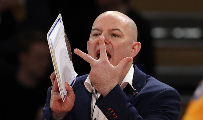 Sport Themen der Woche KW52 Trainer Joel Banks gibt Anweisungen Aktion Oberkörper Volleyball Bundesliga Herren Saison 2025 2026 28.12.2025 BR Volleys Berlin BRV vs WWK Volleys Herrsching *** Coach Joel Banks gives instructions Upper body action Sport Volleyball Bundesliga Men Season 2025 2026 28 12 2025 BR Volleys Berlin BRV vs WWK Volleys Herrsching