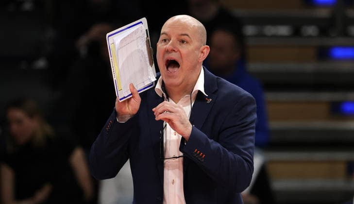 Trainer Joel Banks gibt Anweisungen Aktion Oberkörper Volleyball Bundesliga Herren Saison 2025 2026 28.12.2025 BR Volleys Berlin BRV vs WWK Volleys Herrsching