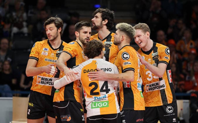 Berliner Mannschaft jubelt Freude Emotion Jubel Volleyball Bundesliga Herren Saison 2025 2026 28.12.2025 BR Volleys Berlin BRV vs WWK Volleys Herrsching