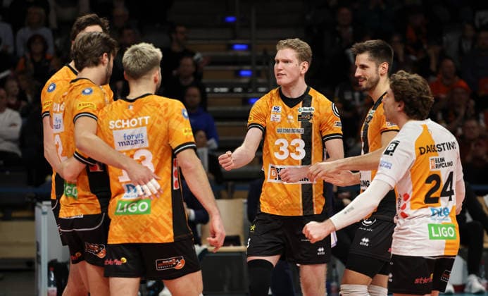 Berliner Mannschaft jubelt Freude Emotion Jubel Volleyball Bundesliga Herren Saison 2025 2026 28.12.2025 BR Volleys Berlin BRV vs WWK Volleys Herrsching