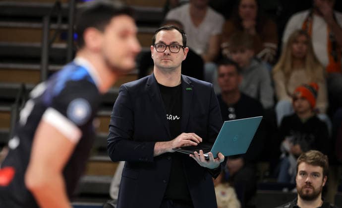 Trainer Thomas Ranner mit Laptop Aktion Oberkörper Volleyball Bundesliga Herren Saison 2025 2026 28.12.2025 BR Volleys Berlin BRV vs WWK Volleys Herrsching