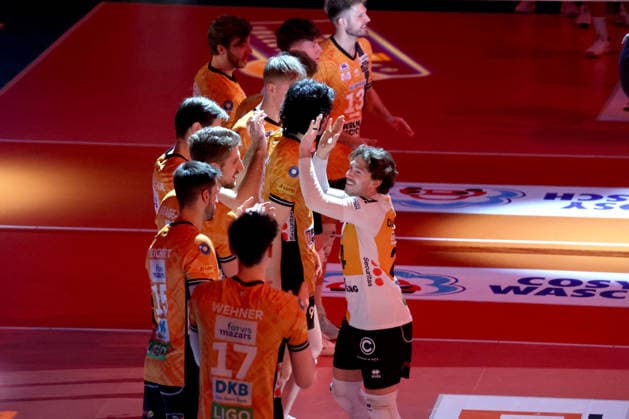 DEU, DVV, 1.VBL, BR Volleys vs. WWK Volleys Herrsching, 28.12.2025, Max-Schmeling-Halle, Berlin, DEU, DVV, 1.VBL, BR Volleys vs. WWK Volleys Herrsching, im Bild BR Volleys-Spielerkreis, Kyle Dagostino (BR Volleys 24)