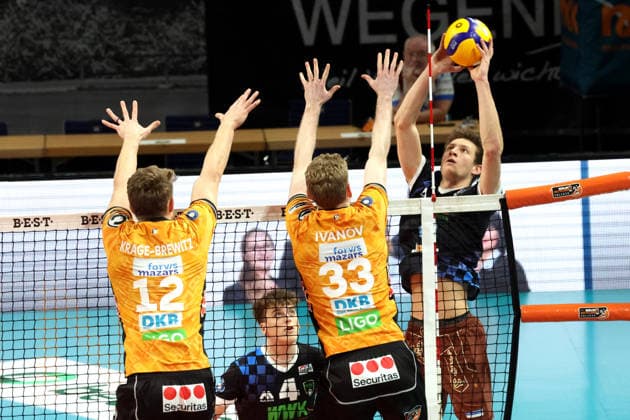 DEU, DVV, 1.VBL, BR Volleys vs. WWK Volleys Herrsching, 28.12.2025, Max-Schmeling-Halle, Berlin, DEU, DVV, 1.VBL, BR Volleys vs. WWK Volleys Herrsching, im Bild Florian Krage-Brewitz (BR Volleys 12), Fedor Ivanov (BR Volleys 33), LAURENZ WELSCH (Herrsching 12)