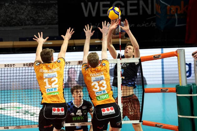 DEU, DVV, 1.VBL, BR Volleys vs. WWK Volleys Herrsching, 28.12.2025, Max-Schmeling-Halle, Berlin, DEU, DVV, 1.VBL, BR Volleys vs. WWK Volleys Herrsching, im Bild Florian Krage-Brewitz (BR Volleys 12), Fedor Ivanov (BR Volleys 33), LAURENZ WELSCH (Herrsching 12)