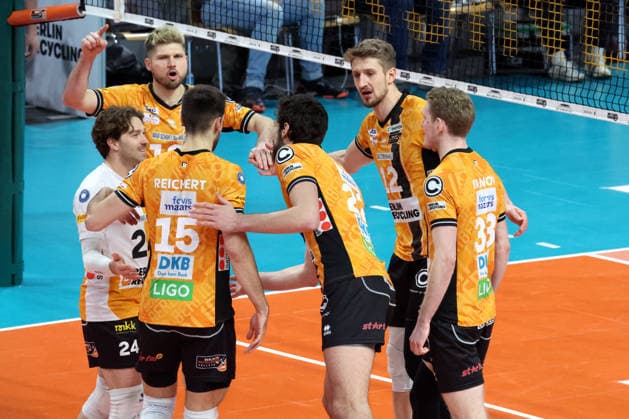 DEU, DVV, 1.VBL, BR Volleys vs. WWK Volleys Herrsching, 28.12.2025, Max-Schmeling-Halle, Berlin, DEU, DVV, 1.VBL, BR Volleys vs. WWK Volleys Herrsching, im Bild BR Volleys-Spielerkreis, Ruben Schott (BR Volleys 13), Kyle Dagostino (BR Volleys 24)