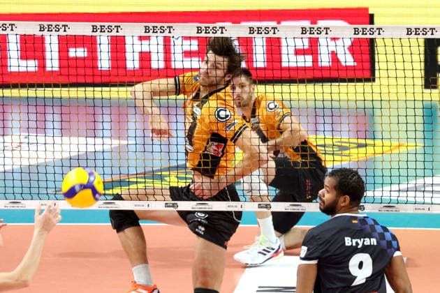 DEU, DVV, 1.VBL, BR Volleys vs. WWK Volleys Herrsching, 28.12.2025, Max-Schmeling-Halle, Berlin, DEU, DVV, 1.VBL, BR Volleys vs. WWK Volleys Herrsching, im Bild Matthew Knigge (BR Volleys 2), GUSTAVO OSCAR BRYAN AVILA (Herrsching 9)