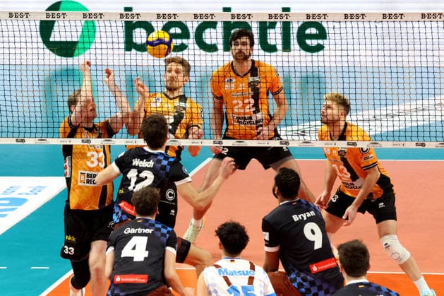 DEU, DVV, 1.VBL, BR Volleys vs. WWK Volleys Herrsching, 28.12.2025, Max-Schmeling-Halle, Berlin, DEU, DVV, 1.VBL, BR Volleys vs. WWK Volleys Herrsching, im Bild Fedor Ivanov (BR Volleys 33), Florian Krage-Brewitz (BR Volleys 12), Jake Hanes (BR Volleys 22), Ruben Schott (BR Volleys 13), LAURENZ WELSCH (Herrsching 12), GUSTAVO OSCAR BRYAN AVILA (Herrsching 9), MORITZ GAERTNER (Herrsching 4)