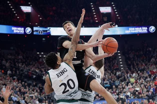 Bayerns 11 Vladimir LUCIC zwischen Triers 20 KING und Triers 12 LINSSEN (LINßEN). Basketball: Bayern - Trier. Bundesliga, FC Bayern Basketball - VET-CONCEPT Gladiators Trier, 11.Spieltag, Saison 2025-2026, 28.12.2025, in Muenchen, S A P G A R D E N, Deutschland. Quelle Copyright Credit : Oryk HAIST