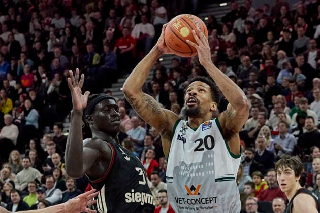 Deutsche Basketball Bundesliga (BBL), FC Bayern München Basketball vs VET-CONCEPT GLADIATORS TRIER, München FC Bayern Basketball, TRIER VET-CONCEPT GLADIATORS, 2025-12-28 in München (SAP Garden) KING Urald (VET-CONCEPT GLADIATORS TRIER Power Forward (PF) (Nr.20) (TRI20)), GABRIEL Wenyen (FC Bayern Basketball C (Nr32) FCBB32 ) sportworld München SAP Garden Bayern Deutschland