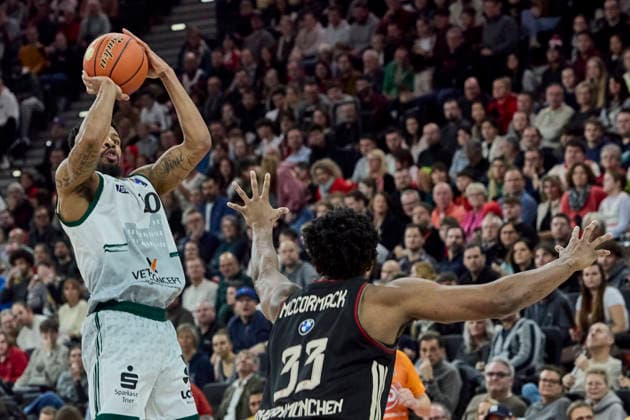 Deutsche Basketball Bundesliga (BBL), FC Bayern München Basketball vs VET-CONCEPT GLADIATORS TRIER, München FC Bayern Basketball, TRIER VET-CONCEPT GLADIATORS, 2025-12-28 in München (SAP Garden) KING Urald (VET-CONCEPT GLADIATORS TRIER Power Forward (PF) (Nr.20) (TRI20)), MCCORMACK David (FC Bayern Basketball C (Nr33) FCBB33 ) sportworld München SAP Garden Bayern Deutschland