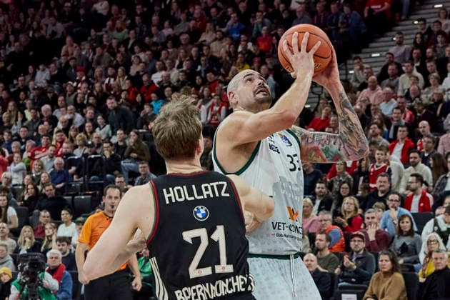 Deutsche Basketball Bundesliga (BBL), FC Bayern München Basketball vs VET-CONCEPT GLADIATORS TRIER, München FC Bayern Basketball, TRIER VET-CONCEPT GLADIATORS, 2025-12-28 in München (SAP Garden) ZIRBES Maik (VET-CONCEPT GLADIATORS TRIER Center (C) (Nr.33) (TRI33)), HOLLATZ Justus (FC Bayern Basketball PG (Nr21) FCBB21 ) sportworld München SAP Garden Bayern Deutschland