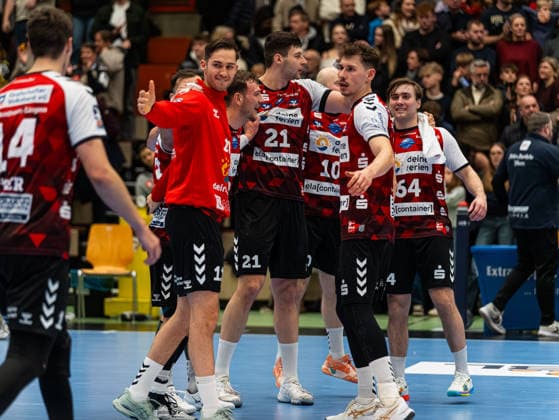 Tarek Marschall (HSG Nordhorn Lingen, 11), Elmar Erlingsson (HSG Nordhorn Lingen, 64), Mika Sajenev (HSG Nordhorn Lingen, 21) und Maximilian Lux (HSG Nordhorn Lingen, 10) freuen sich nach dem Sieg HSG Krefeld Niederrhein vs. HSG Nordhorn-Lingen, Handball, 2. Bundesliga, 17. Spieltag, Saison 2025 2026, 28.12.2025 HSG Krefeld Niederrhein vs. HSG Nordhorn-Lingen, Handball, 2. Bundesliga, 17. Spieltag, Saison 2025 2026, 28.12.2025 Krefeld Copyright: xEibner-Pressefoto DamianxKruczynx EP_DKI