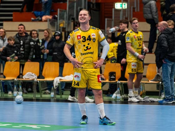 Joern Persson (HSG Krefeld Niederrhein, 34) als Provokation zu den Nordhorn-Lingen Fans HSG Krefeld Niederrhein vs. HSG Nordhorn-Lingen, Handball, 2. Bundesliga, 17. Spieltag, Saison 2025 2026, 28.12.2025 HSG Krefeld Niederrhein vs. HSG Nordhorn-Lingen, Handball, 2. Bundesliga, 17. Spieltag, Saison 2025 2026, 28.12.2025 Krefeld Copyright: xEibner-Pressefoto DamianxKruczynx EP_DKI