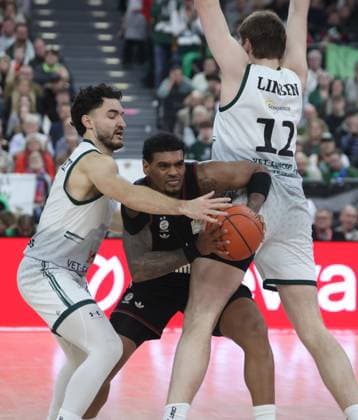 Bayerns 4 Xavier RATHAN-MAYES zwischen Triers 4 GUILLOZET und Triers 12 LINSSEN (LINßEN). Basketball: Bayern - Trier. Bundesliga, FC Bayern Basketball - VET-CONCEPT Gladiators Trier, 11.Spieltag, Saison 2025-2026, 28.12.2025, in Muenchen, S A P G A R D E N, Deutschland. Quelle Copyright Credit : Oryk HAIST