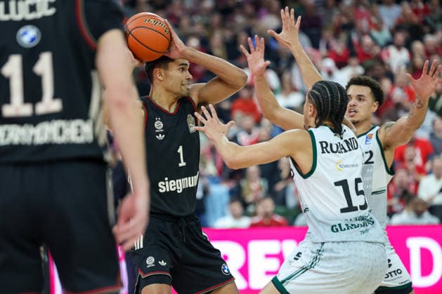 Oscar da Silva (FC Bayern Basketball, 01) mit Jordan Roland (Vet Concept Gladiators Trier, 15) und Nolan Adekunle (Vet Concept Gladiators Trier, 22), GER, FC Bayern Basketball vs. Vet Concept Gladiators Trier, Basketball, easycredit Basketball Bundesliga, 11. Spieltag, Saison 2025 2026, 28.12.2025, GER, FC Bayern Basketball vs. Vet Concept Gladiators Trier, Basketball, easycredit Basketball Bundesliga, 11. Spieltag, Saison 2025 2026, 28.12.2025 Muenchen Copyright: xEibner-Pressefoto JennixMaulx EP_JML
