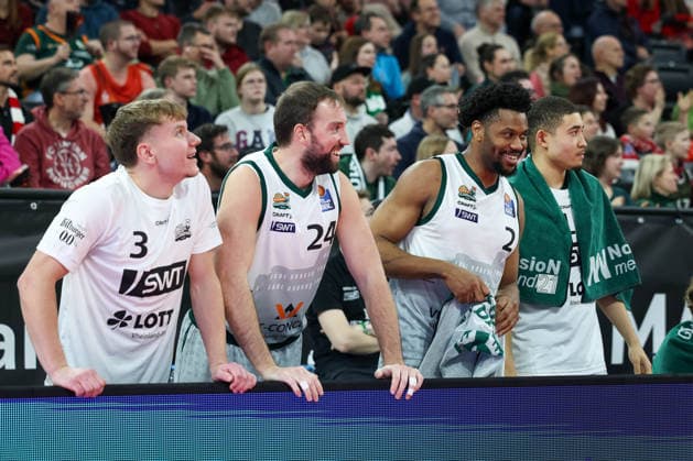 Die Trierer Bank bejubelt einen Punktgewinn, Jorke Aav (Vet Concept Gladiators Trier, 03) mit JJ Mann (Vet Concept Gladiators Trier, 24) und Dexter Akanno (Vet Concept Gladiators Trier, 02), Evans Rapieque (Vet Concept Gladiators Trier, 21), GER, FC Bayern Basketball vs. Vet Concept Gladiators Trier, Basketball, easycredit Basketball Bundesliga, 11. Spieltag, Saison 2025 2026, 28.12.2025, GER, FC Bayern Basketball vs. Vet Concept Gladiators Trier, Basketball, easycredit Basketball Bundesliga, 11. Spieltag, Saison 2025 2026, 28.12.2025 Muenchen Copyright: xEibner-Pressefoto JennixMaulx EP_JML