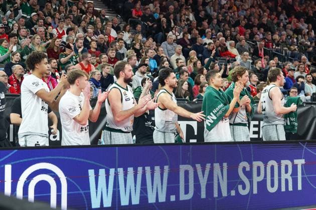 Die Trierer Bank bejubelt einen Punktgewinn, Jorke Aav (Vet Concept Gladiators Trier, 03) mit JJ Mann (Vet Concept Gladiators Trier, 24) und Dexter Akanno (Vet Concept Gladiators Trier, 02), Evans Rapieque (Vet Concept Gladiators Trier, 21), Marten Linssen (Vet Concept Gladiators Trier, 12), GER, FC Bayern Basketball vs. Vet Concept Gladiators Trier, Basketball, easycredit Basketball Bundesliga, 11. Spieltag, Saison 2025 2026, 28.12.2025, GER, FC Bayern Basketball vs. Vet Concept Gladiators Trier, Basketball, easycredit Basketball Bundesliga, 11. Spieltag, Saison 2025 2026, 28.12.2025 Muenchen Copyright: xEibner-Pressefoto JennixMaulx EP_JML